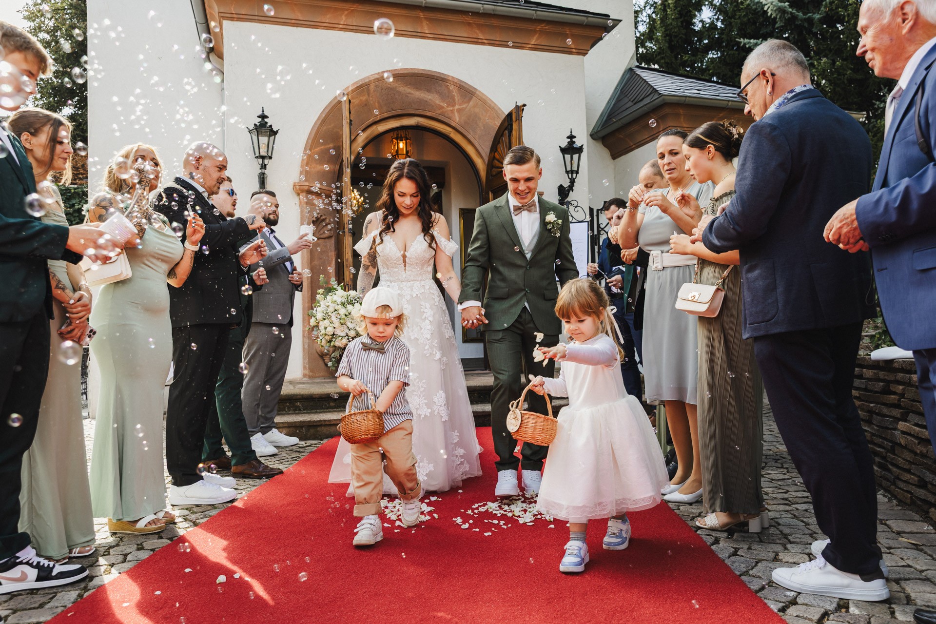 Emotionale Momente und Freudentränen während der Trauung in der Hochzeitskapelle Callenberg