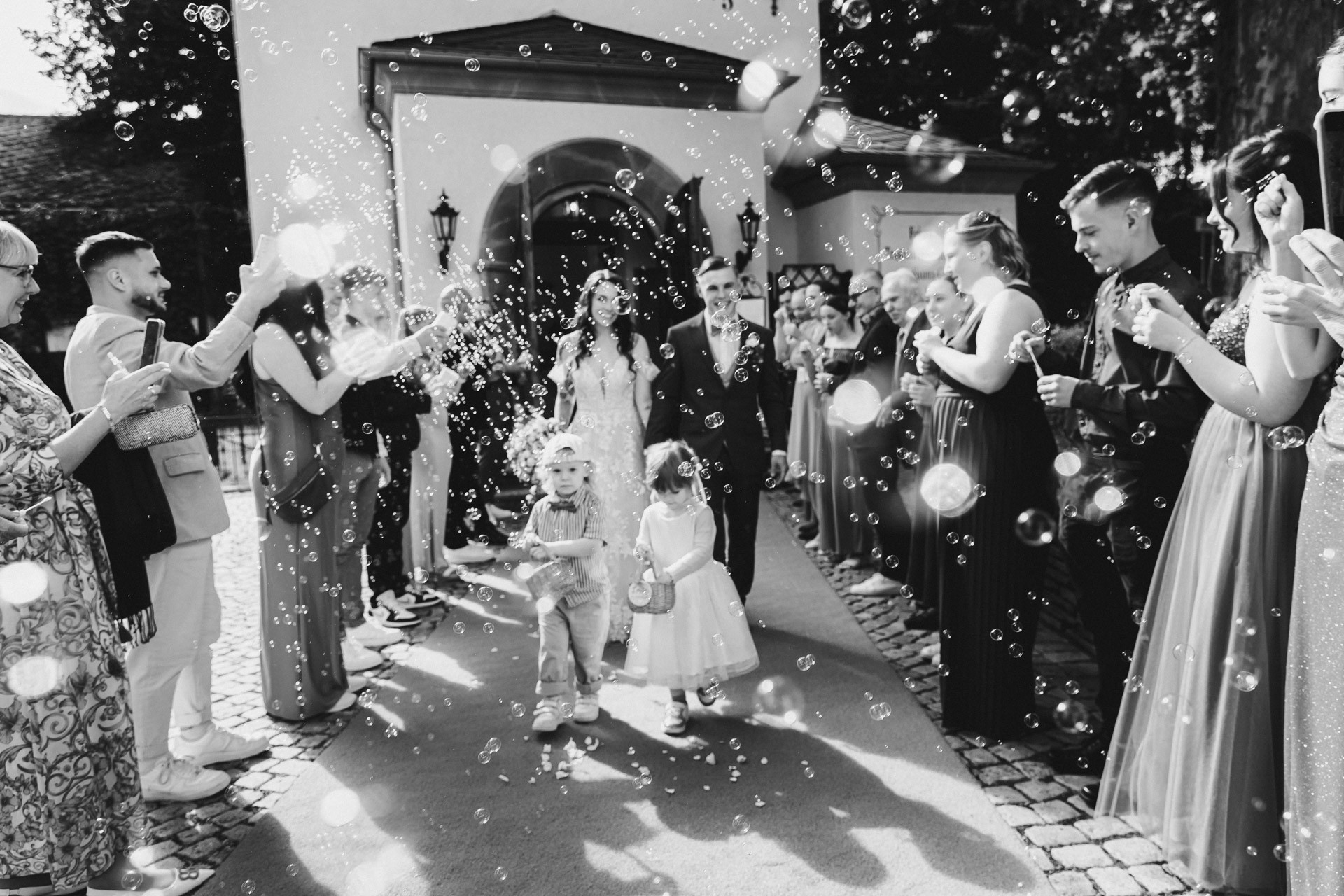 Emotionale Momente und Freudentränen während der Trauung in der Hochzeitskapelle Callenberg