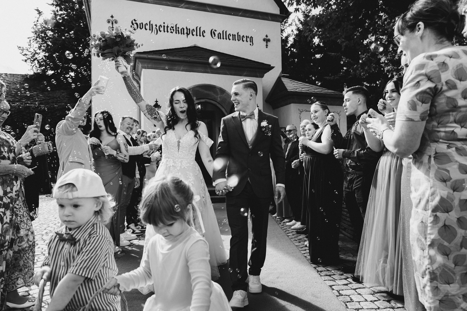 Emotionale Momente und Freudentränen während der Trauung in der Hochzeitskapelle Callenberg