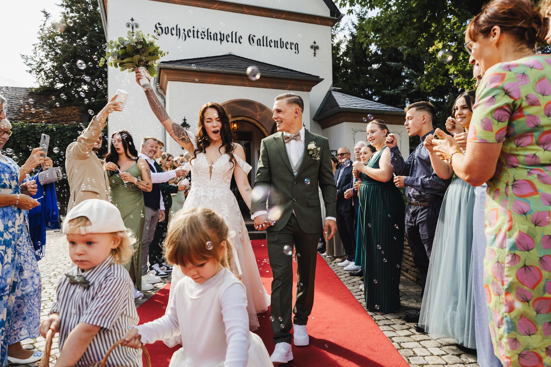 Emotionale Momente und Freudentränen während der Trauung in der Hochzeitskapelle Callenberg