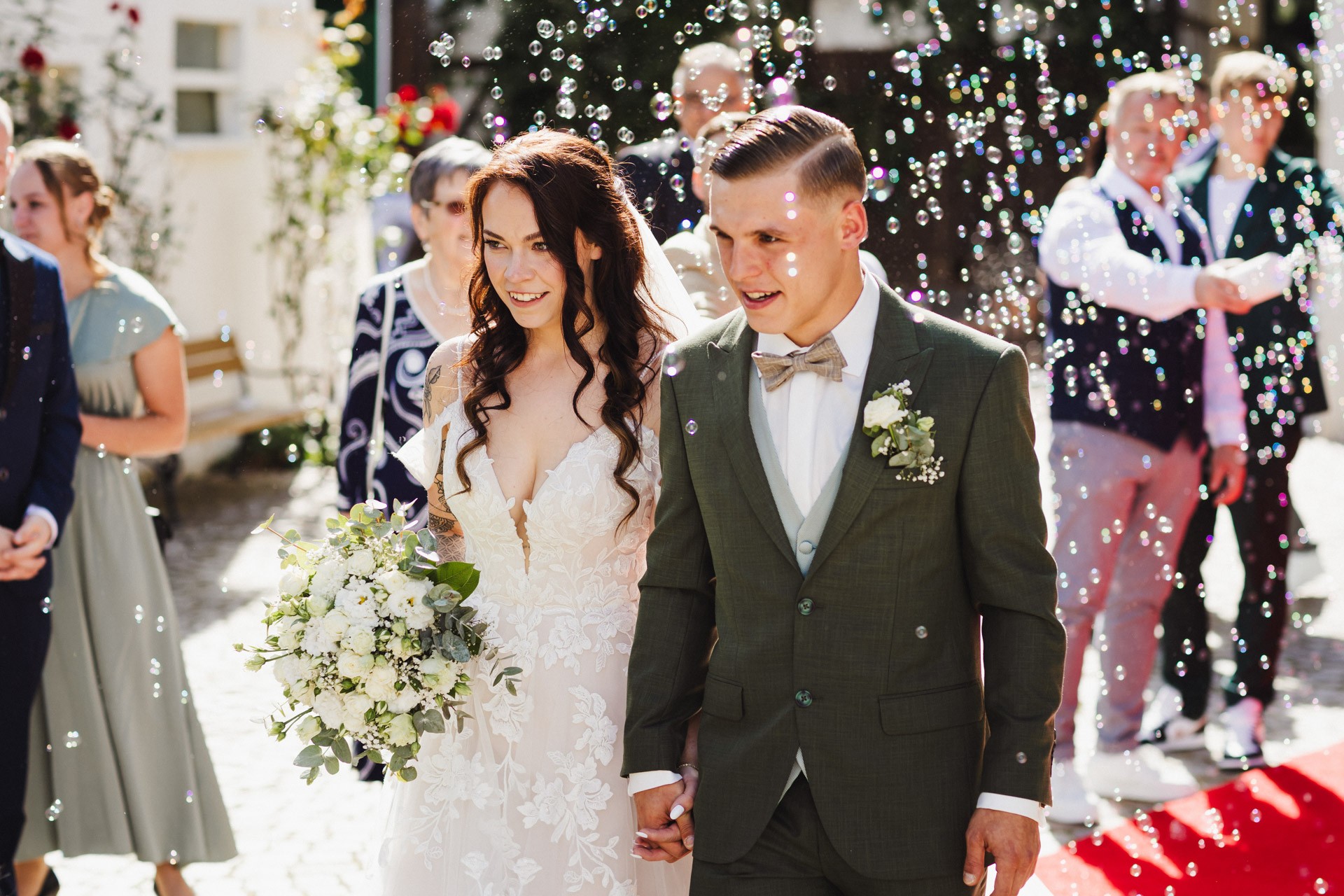 Emotionale Momente und Freudentränen während der Trauung in der Hochzeitskapelle Callenberg