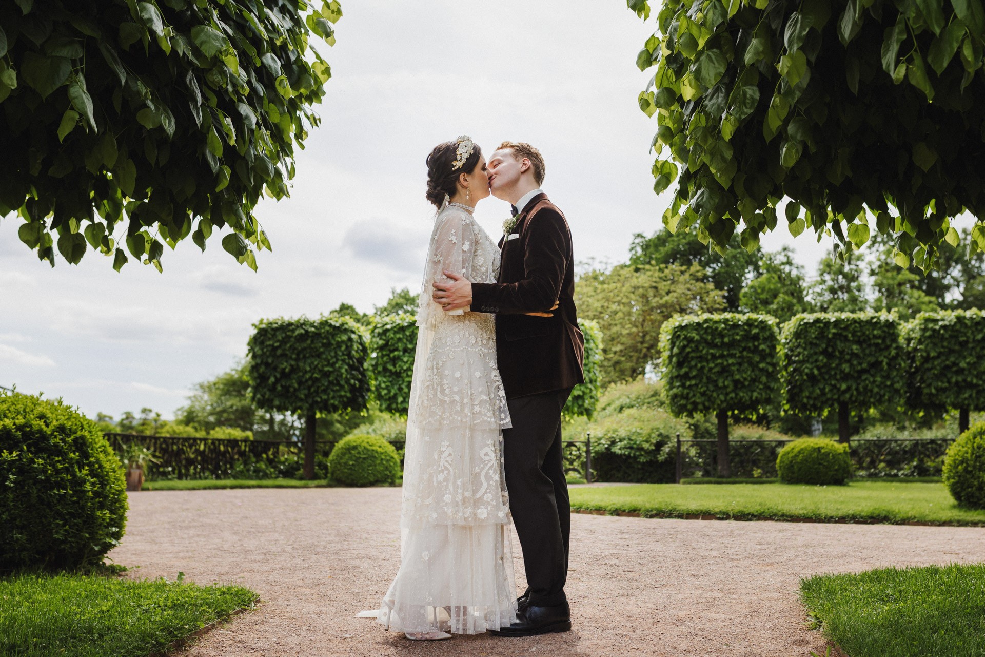 Authentisches und elegantes Brautpaar-Shooting im Park der Dornburger Schlösser, Thüringen