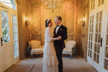 Hochzeitsfeier in der Kleinen Residenz bei Jena - Ganztägige Hochzeitsreportage Festlich gedeckte Tische und exklusive Hochzeitsdekoration bei einer Feier in der Kleinen Residenz Jena