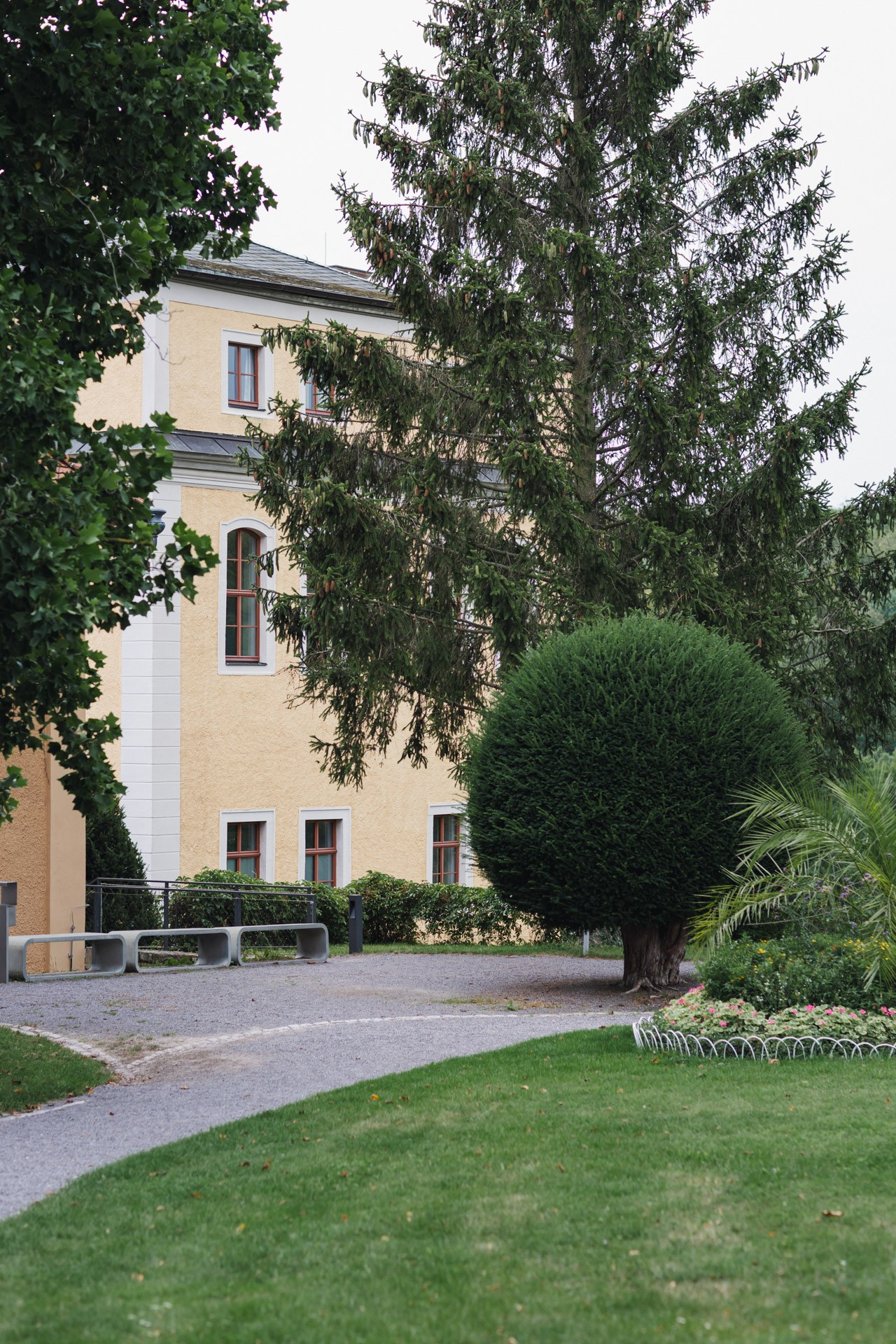 Lichtdurchfluteter Weißer Saal auf Schloss Ettersburg bei Weimar während einer stilvollen Hochzeitsreportage