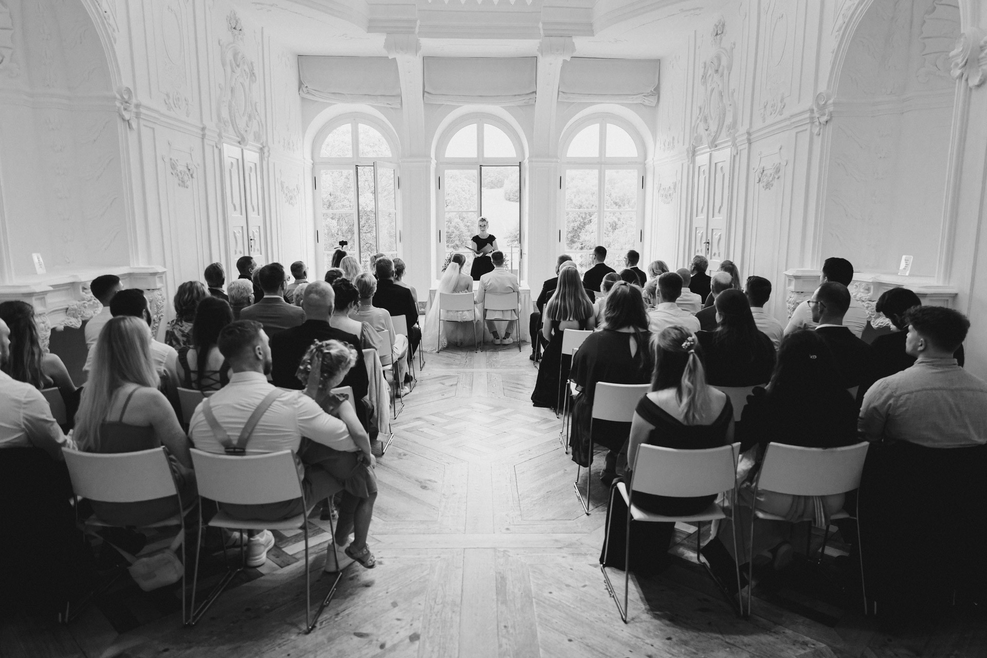 Lichtdurchfluteter Weißer Saal auf Schloss Ettersburg bei Weimar während einer stilvollen Hochzeitsreportage