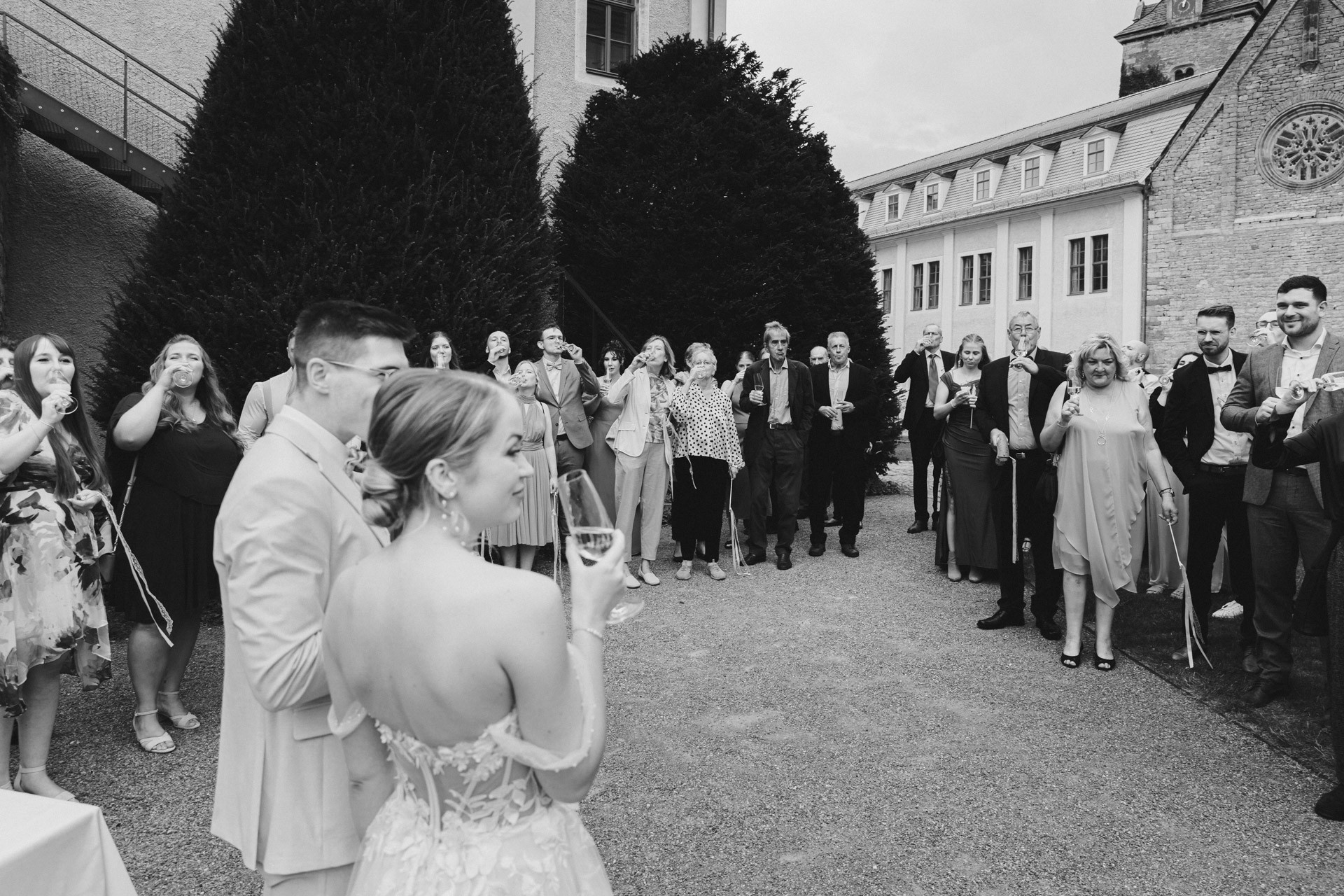 Lichtdurchfluteter Weißer Saal auf Schloss Ettersburg bei Weimar während einer stilvollen Hochzeitsreportage