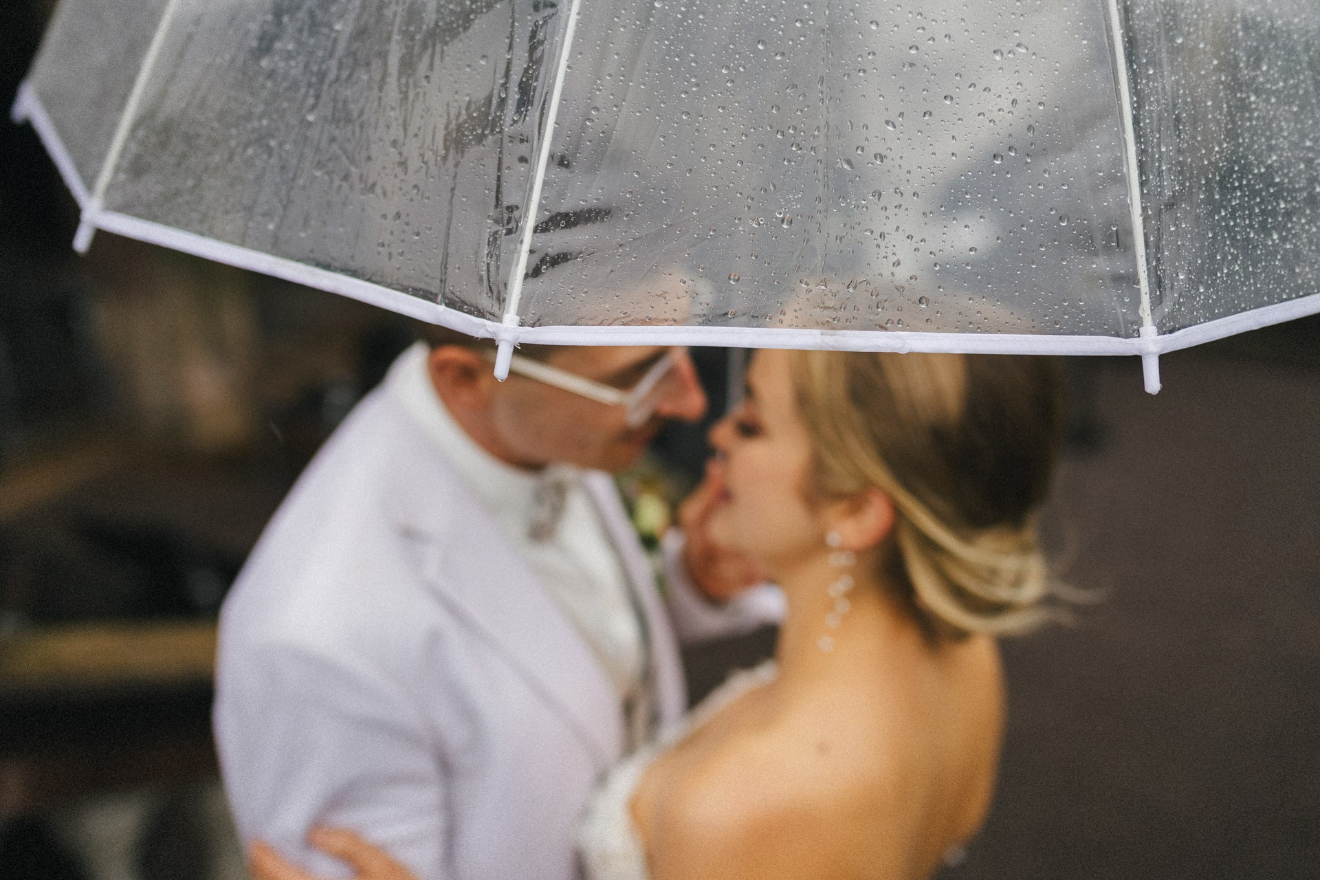 Brautpaar lacht entspannt beim Paarshooting im Schlosspark Ettersburg bei Regen. Danach elegante Paarfotos und romantische Schleierportraits im Weißen Saal.