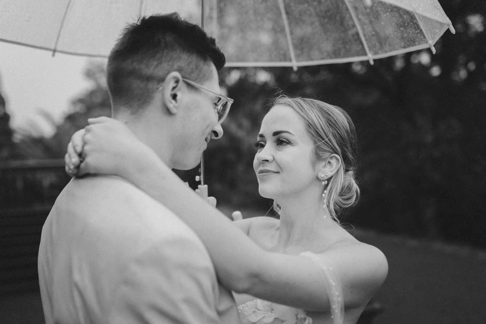 Brautpaar lacht entspannt beim Paarshooting im Schlosspark Ettersburg bei Regen. Danach elegante Paarfotos und romantische Schleierportraits im Weißen Saal.