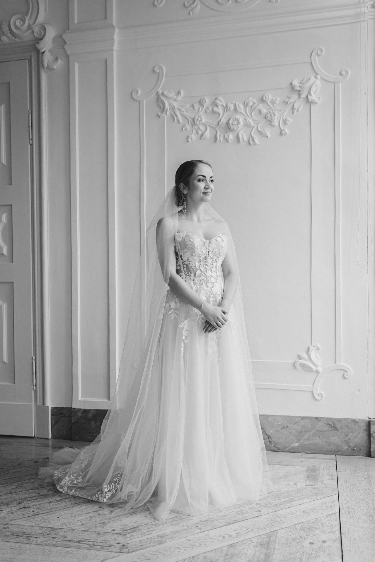 Brautpaar lacht entspannt beim Paarshooting im Schlosspark Ettersburg bei Regen. Danach elegante Paarfotos und romantische Schleierportraits im Weißen Saal.