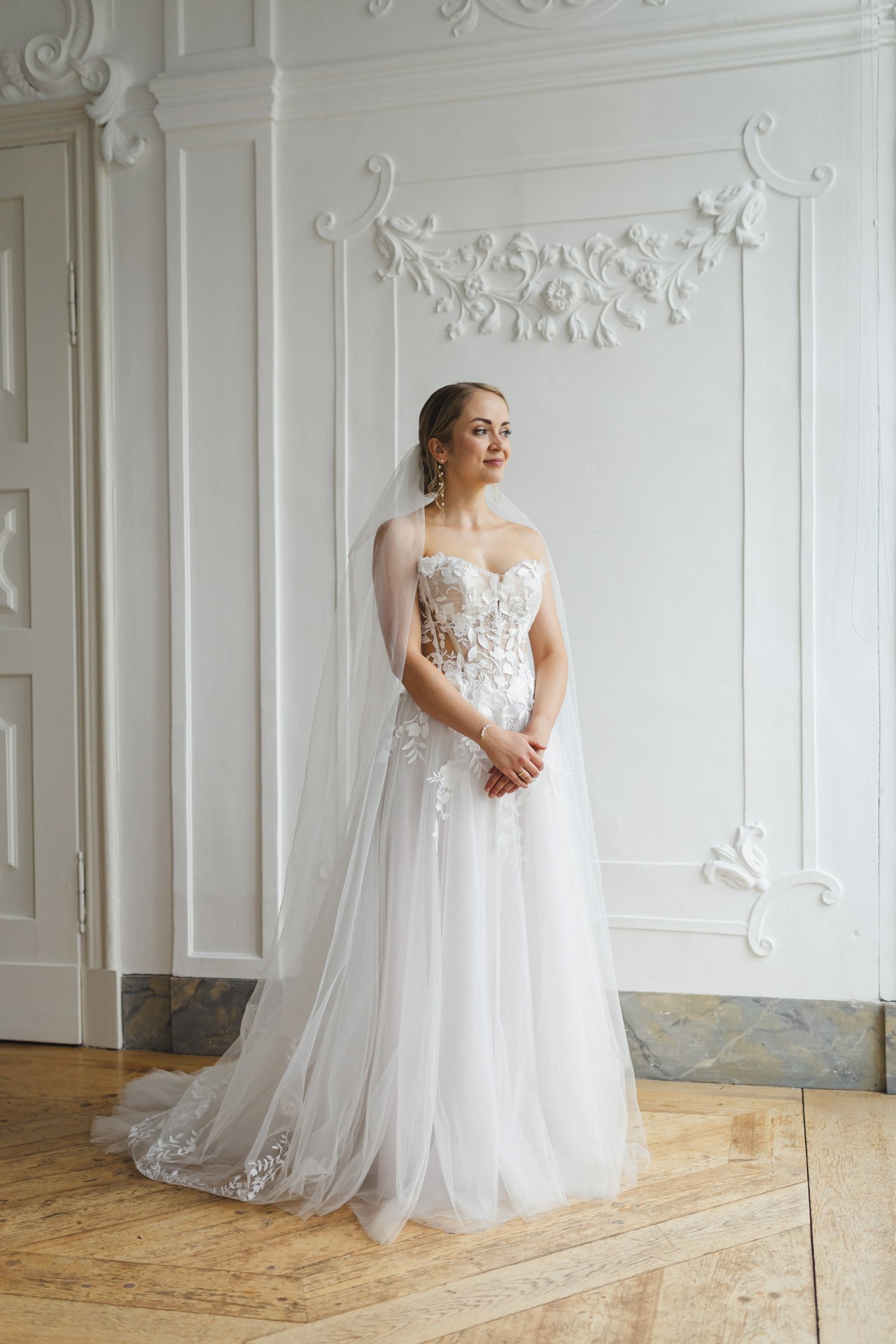 Brautpaar lacht entspannt beim Paarshooting im Schlosspark Ettersburg bei Regen. Danach elegante Paarfotos und romantische Schleierportraits im Weißen Saal.