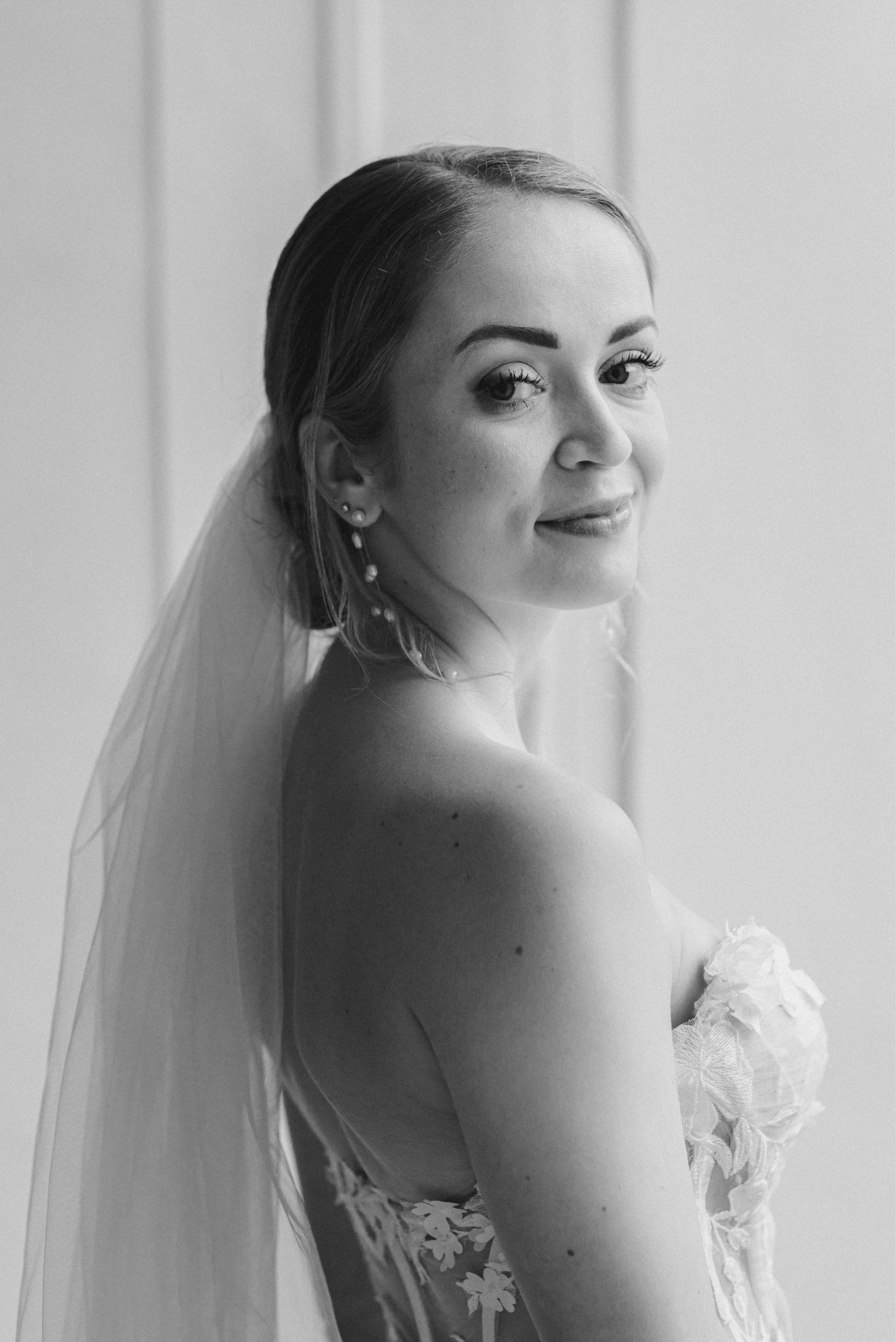 Brautpaar lacht entspannt beim Paarshooting im Schlosspark Ettersburg bei Regen. Danach elegante Paarfotos und romantische Schleierportraits im Weißen Saal.
