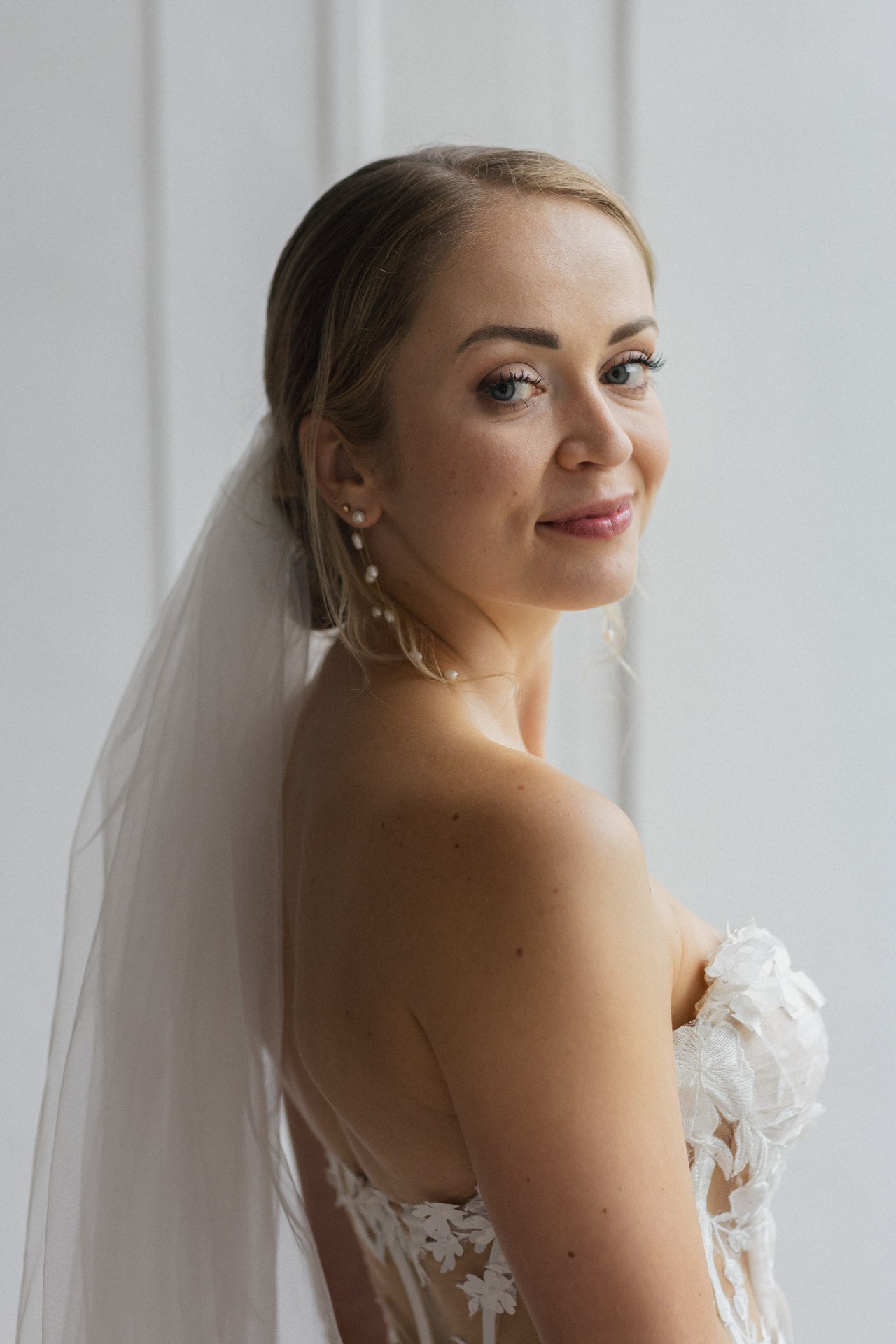 Brautpaar lacht entspannt beim Paarshooting im Schlosspark Ettersburg bei Regen. Danach elegante Paarfotos und romantische Schleierportraits im Weißen Saal.