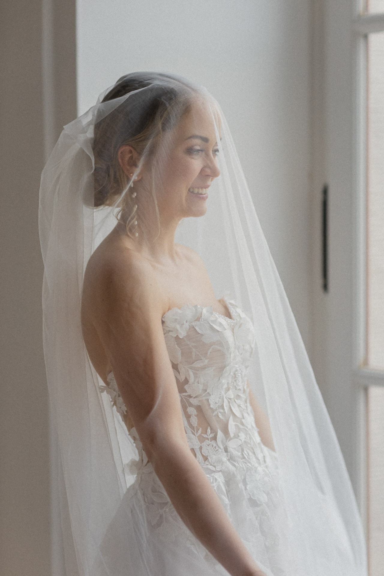 Brautpaar lacht entspannt beim Paarshooting im Schlosspark Ettersburg bei Regen. Danach elegante Paarfotos und romantische Schleierportraits im Weißen Saal.
