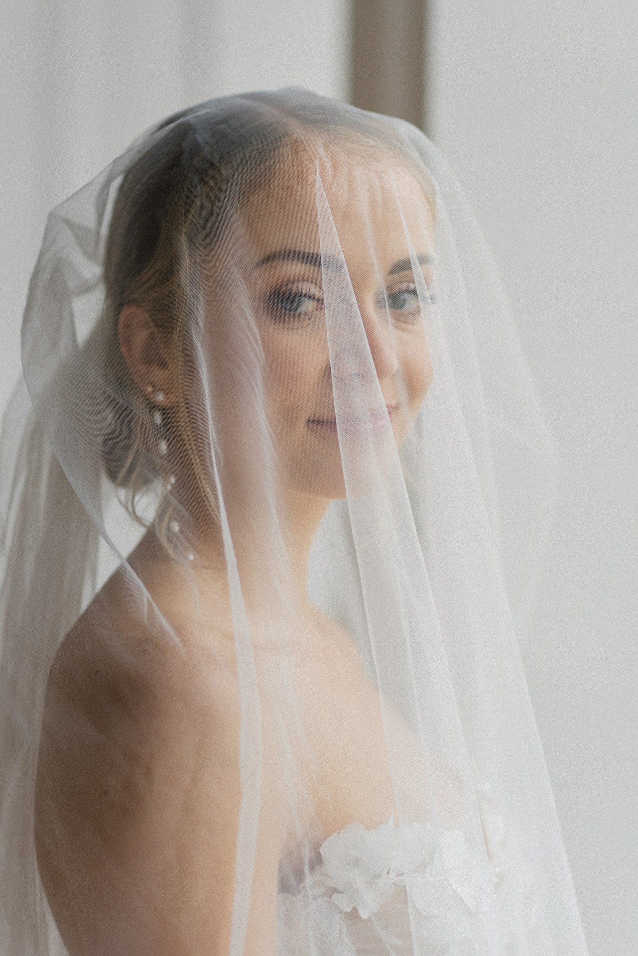 Brautpaar lacht entspannt beim Paarshooting im Schlosspark Ettersburg bei Regen. Danach elegante Paarfotos und romantische Schleierportraits im Weißen Saal.