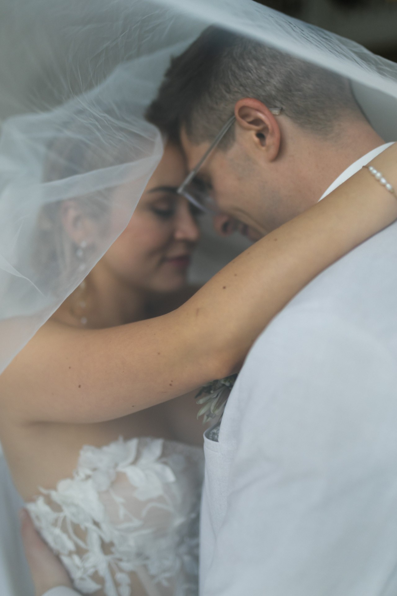 Brautpaar lacht entspannt beim Paarshooting im Schlosspark Ettersburg bei Regen. Danach elegante Paarfotos und romantische Schleierportraits im Weißen Saal.