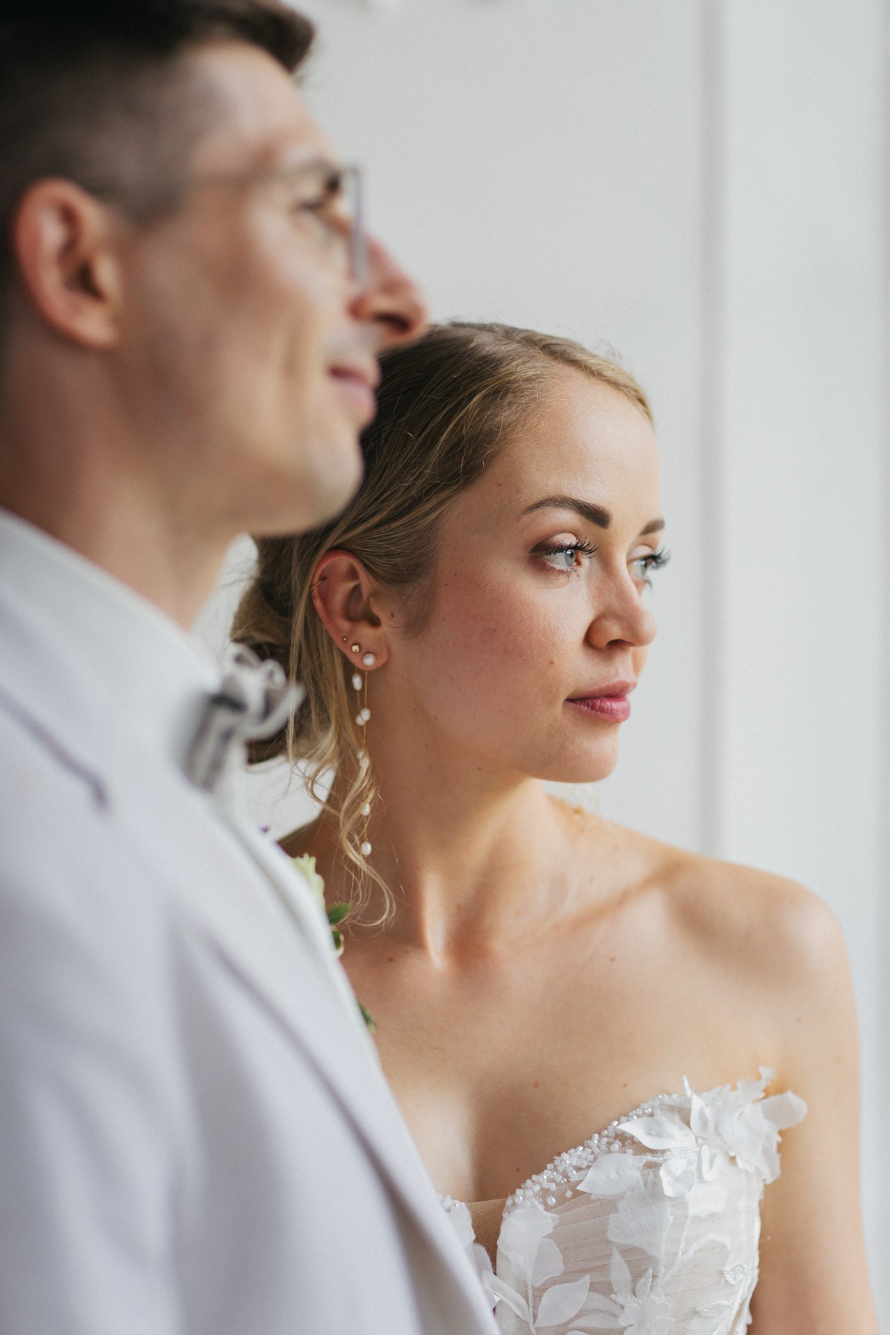 Brautpaar lacht entspannt beim Paarshooting im Schlosspark Ettersburg bei Regen. Danach elegante Paarfotos und romantische Schleierportraits im Weißen Saal.