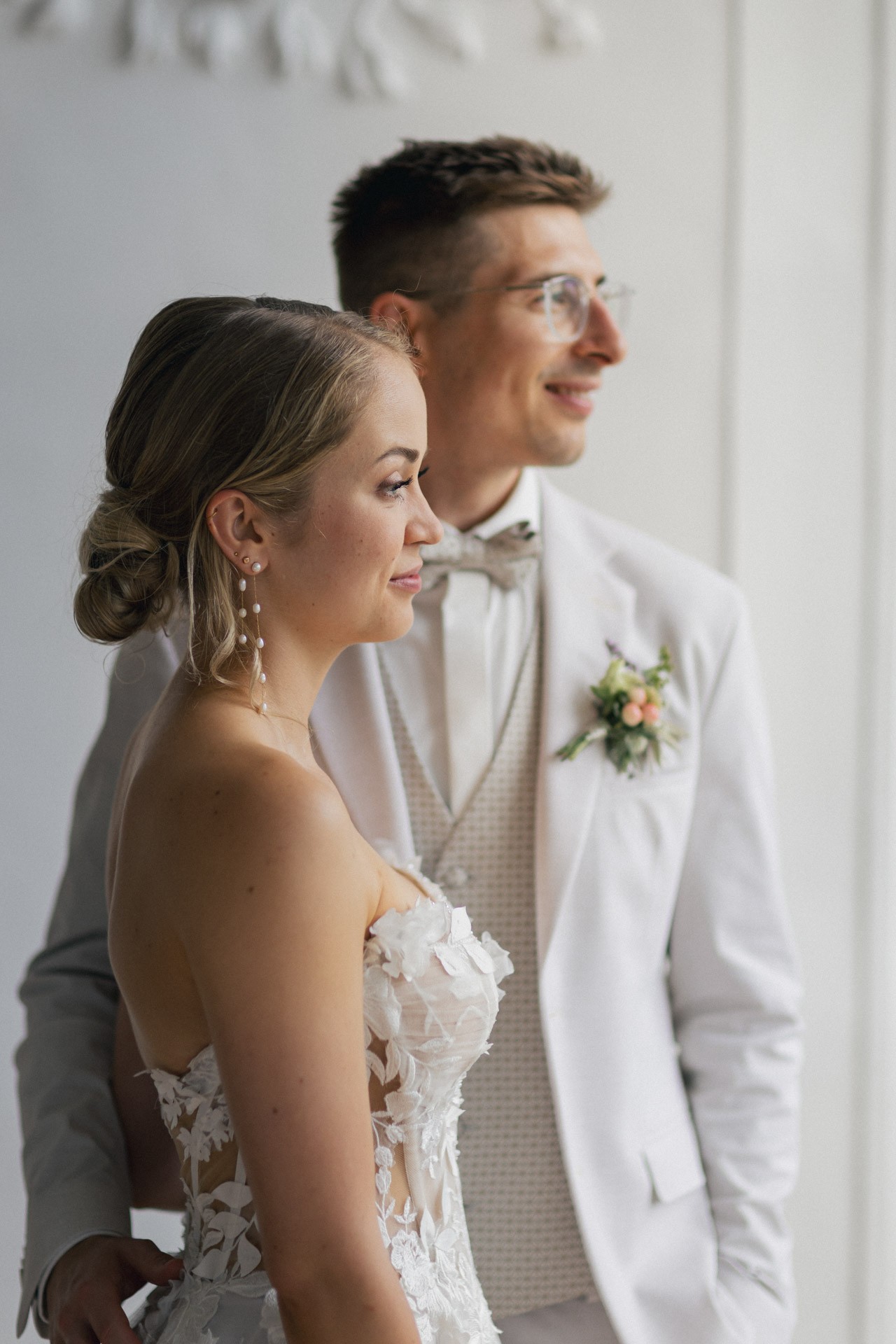Brautpaar lacht entspannt beim Paarshooting im Schlosspark Ettersburg bei Regen. Danach elegante Paarfotos und romantische Schleierportraits im Weißen Saal.